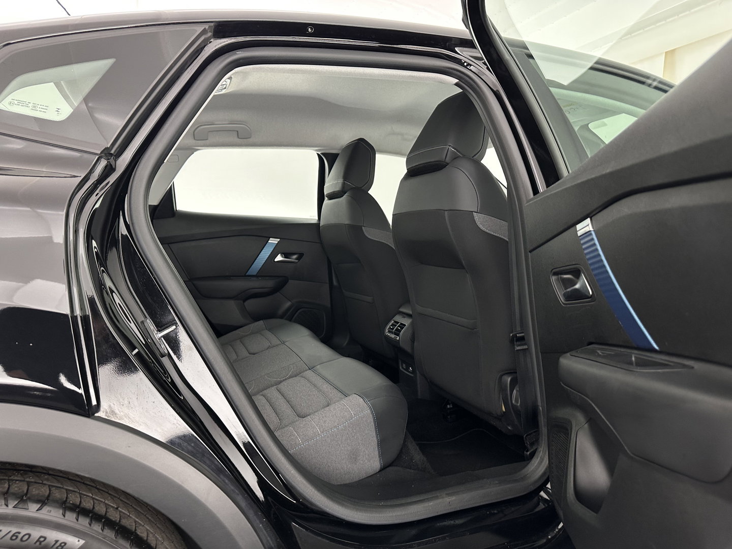Citroën Ë-C4 X Feel Pack 50 kWh [ 3-Fase-11Kw ] {SOH-91%} (INCL-BTW) *HEATPUMP | FULL-LED | LEATHER-FABRIC | DIGI-COCKPIT | DAB | COMFORTSEATS | CAMERA | ECC | CARPLAY | LANE-ASSIST | PDC | CRUISE | 18''ALU*