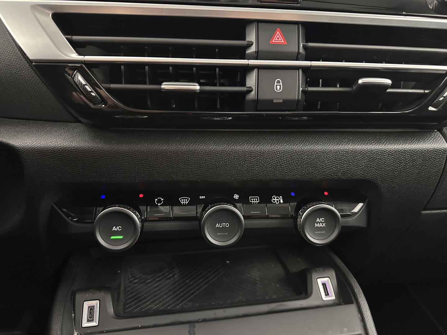 Citroën Ë-C4 X Feel Pack 50 kWh [ 3-Fase-11Kw ] {SOH-91%} (INCL-BTW) *HEATPUMP | FULL-LED | LEATHER-FABRIC | DIGI-COCKPIT | DAB | COMFORTSEATS | CAMERA | ECC | CARPLAY | LANE-ASSIST | PDC | CRUISE | 18''ALU*