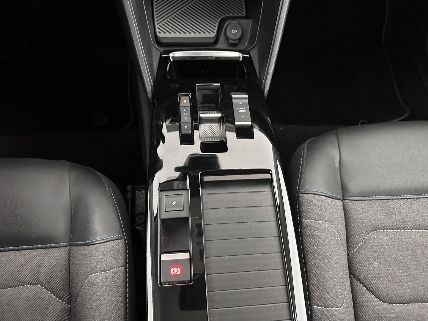 Citroën Ë-C4 X Feel Pack 50 kWh [ 3-Fase-11Kw ] {SOH-91%} (INCL-BTW) *HEATPUMP | FULL-LED | LEATHER-FABRIC | DIGI-COCKPIT | DAB | COMFORTSEATS | CAMERA | ECC | CARPLAY | LANE-ASSIST | PDC | CRUISE | 18''ALU*