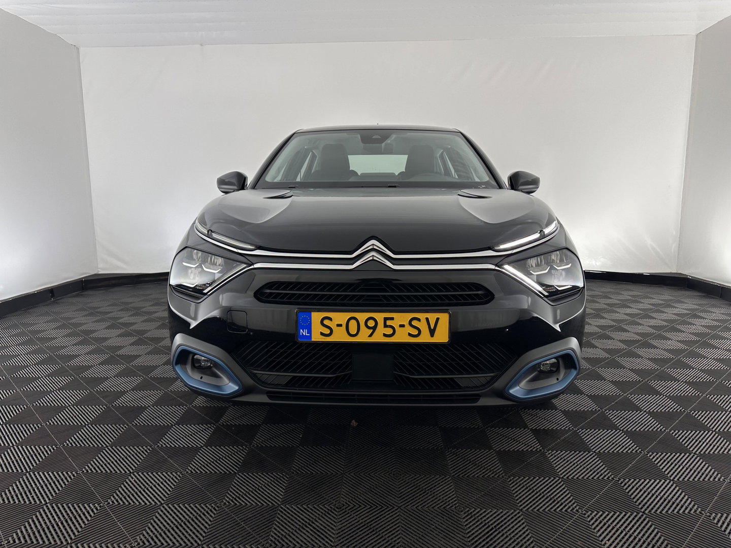 Citroën Ë-C4 X Feel Pack 50 kWh [ 3-Fase-11Kw ] {SOH-91%} (INCL-BTW) *HEATPUMP | FULL-LED | LEATHER-FABRIC | DIGI-COCKPIT | DAB | COMFORTSEATS | CAMERA | ECC | CARPLAY | LANE-ASSIST | PDC | CRUISE | 18''ALU*