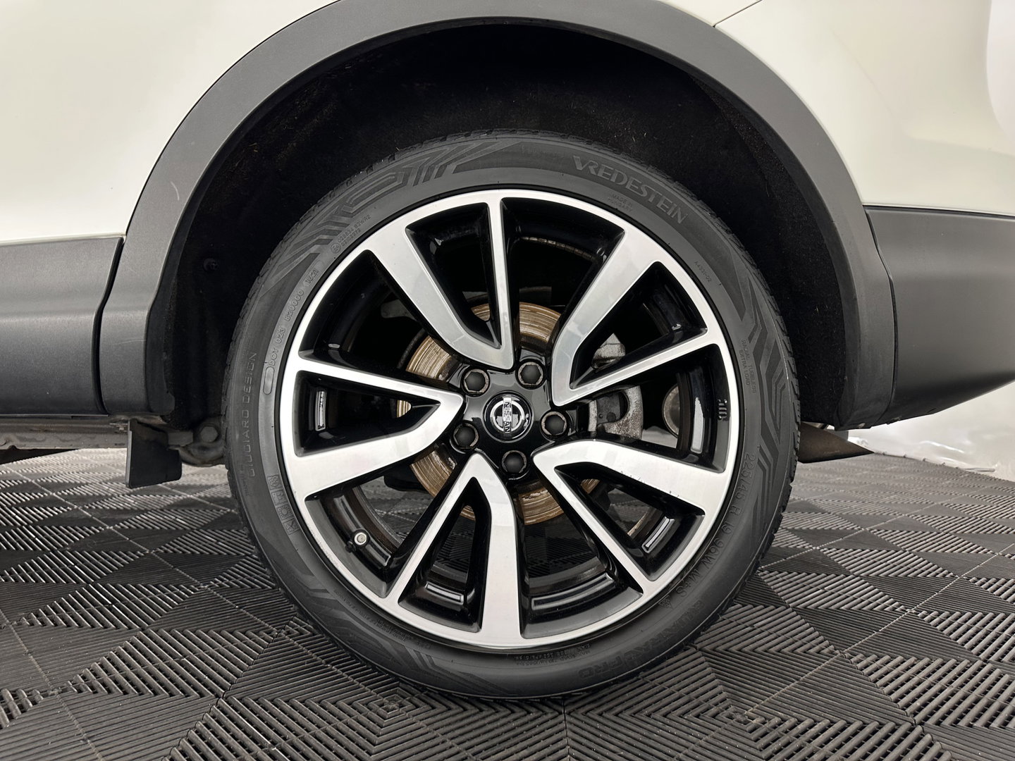 Nissan QASHQAI 1.2 Tekna *PANO | FULL-LEATHER | TOP-VIEW | BLIND-SPOT | NAVI-FULLMAP | HEATED-COMFORTSEATS | KEYLESS | DAB+ | PRIVACY-GLASS | 19''ALU | TOWBAR*