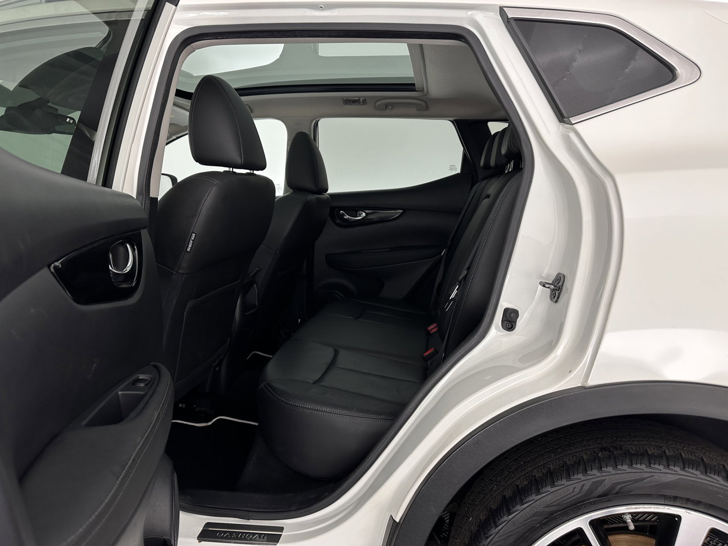 Nissan QASHQAI 1.2 Tekna *PANO | FULL-LEATHER | TOP-VIEW | BLIND-SPOT | NAVI-FULLMAP | HEATED-COMFORTSEATS | KEYLESS | DAB+ | PRIVACY-GLASS | 19''ALU | TOWBAR*