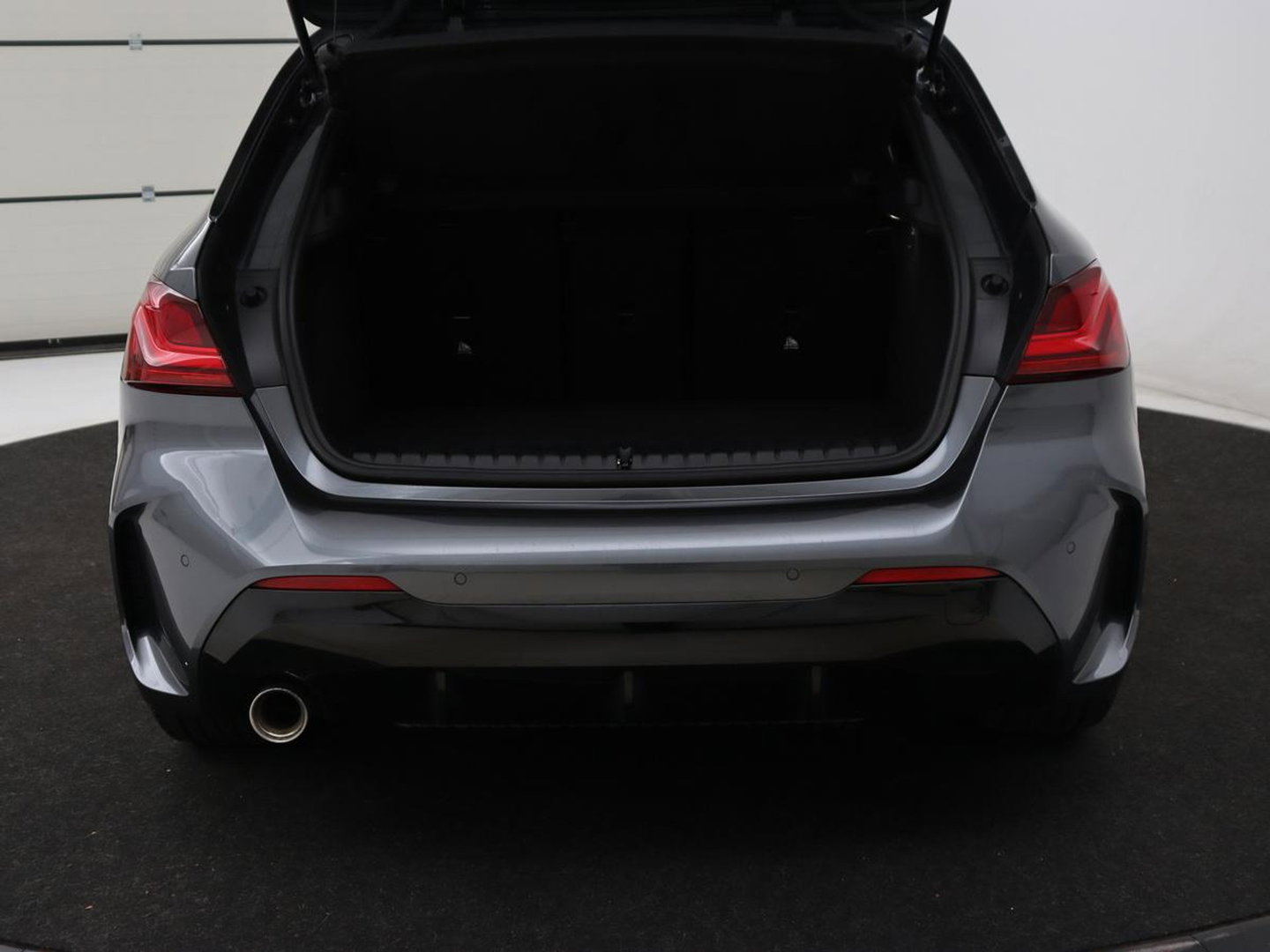 BMW 1-serie 118i M Sport | Panoramadak | Stoelverwarming | Harman/Kardon | Camera | Live Cockpit | Carplay | Sfeerverlichting | Sportstoelen | Full LED | Navigatie | Half leder | Park Assist | Climate control