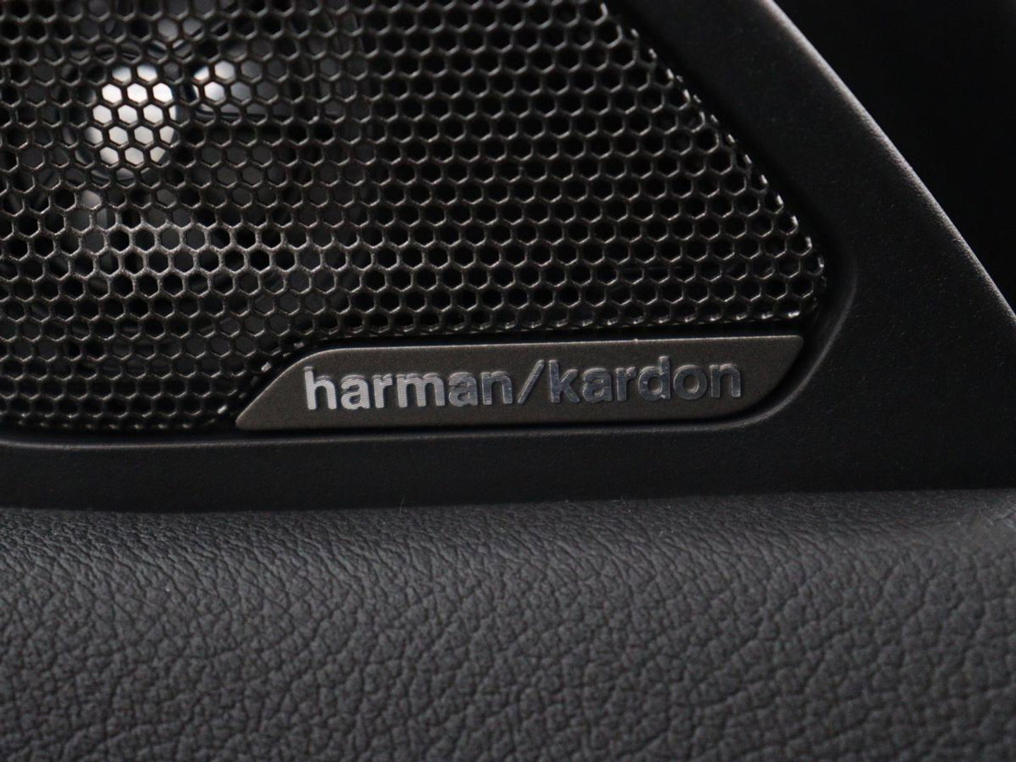 BMW 1-serie 118i M Sport | Panoramadak | Stoelverwarming | Harman/Kardon | Camera | Live Cockpit | Carplay | Sfeerverlichting | Sportstoelen | Full LED | Navigatie | Half leder | Park Assist | Climate control