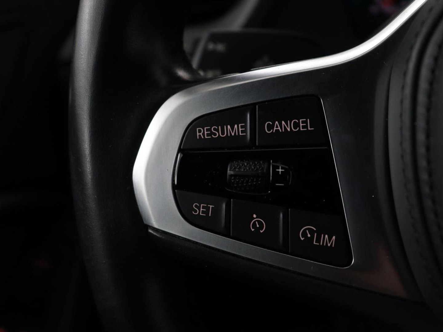 BMW 1-serie 118i M Sport | Panoramadak | Stoelverwarming | Harman/Kardon | Camera | Live Cockpit | Carplay | Sfeerverlichting | Sportstoelen | Full LED | Navigatie | Half leder | Park Assist | Climate control