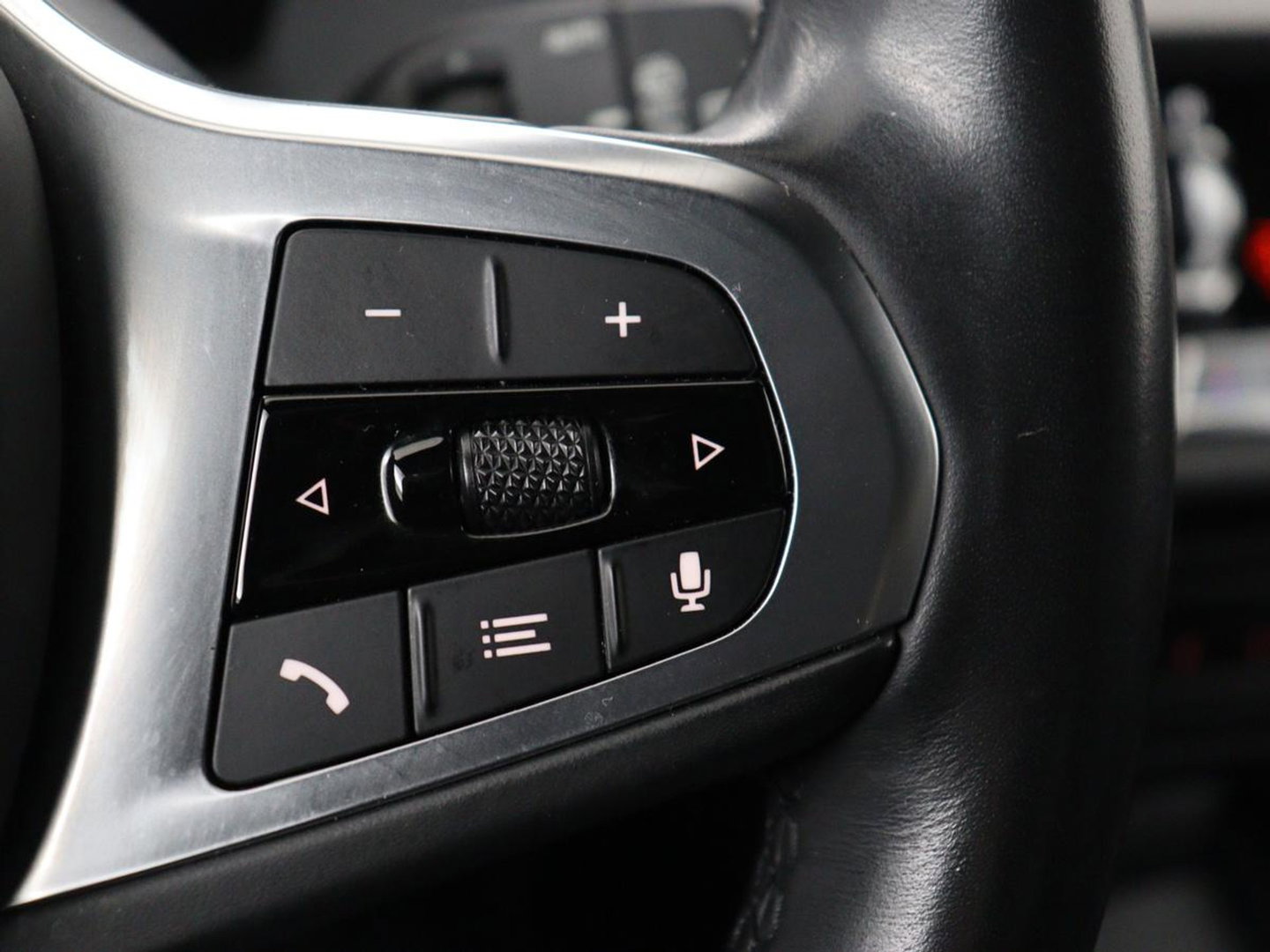 BMW 1-serie 118i M Sport | Panoramadak | Stoelverwarming | Harman/Kardon | Camera | Live Cockpit | Carplay | Sfeerverlichting | Sportstoelen | Full LED | Navigatie | Half leder | Park Assist | Climate control