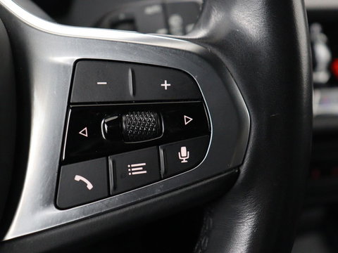 BMW 1-serie 118i M Sport | Panoramadak | Stoelverwarming | Harman/Kardon | Camera | Live Cockpit | Carplay | Sfeerverlichting | Sportstoelen | Full LED | Navigatie | Half leder | Park Assist | Climate control