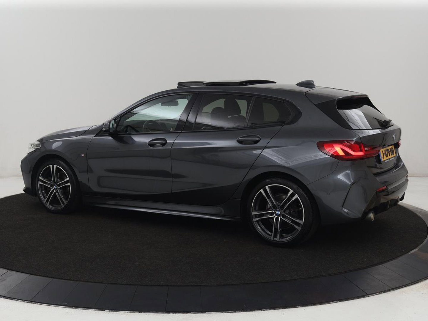 BMW 1-serie 118i M Sport | Panoramadak | Stoelverwarming | Harman/Kardon | Camera | Live Cockpit | Carplay | Sfeerverlichting | Sportstoelen | Full LED | Navigatie | Half leder | Park Assist | Climate control