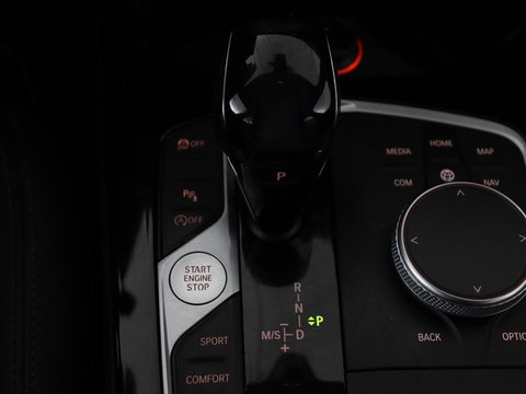 BMW 1-serie 118i M Sport | Panoramadak | Stoelverwarming | Harman/Kardon | Camera | Live Cockpit | Carplay | Sfeerverlichting | Sportstoelen | Full LED | Navigatie | Half leder | Park Assist | Climate control