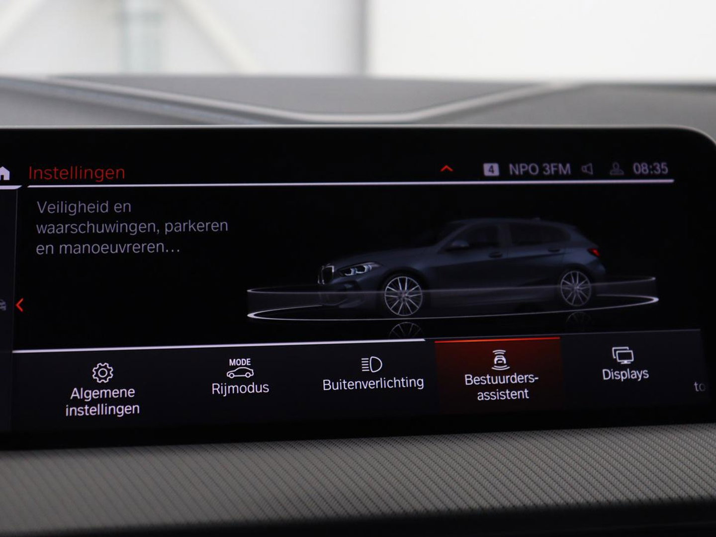 BMW 1-serie 118i M Sport | Panoramadak | Stoelverwarming | Harman/Kardon | Camera | Live Cockpit | Carplay | Sfeerverlichting | Sportstoelen | Full LED | Navigatie | Half leder | Park Assist | Climate control