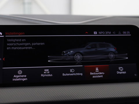 BMW 1-serie 118i M Sport | Panoramadak | Stoelverwarming | Harman/Kardon | Camera | Live Cockpit | Carplay | Sfeerverlichting | Sportstoelen | Full LED | Navigatie | Half leder | Park Assist | Climate control