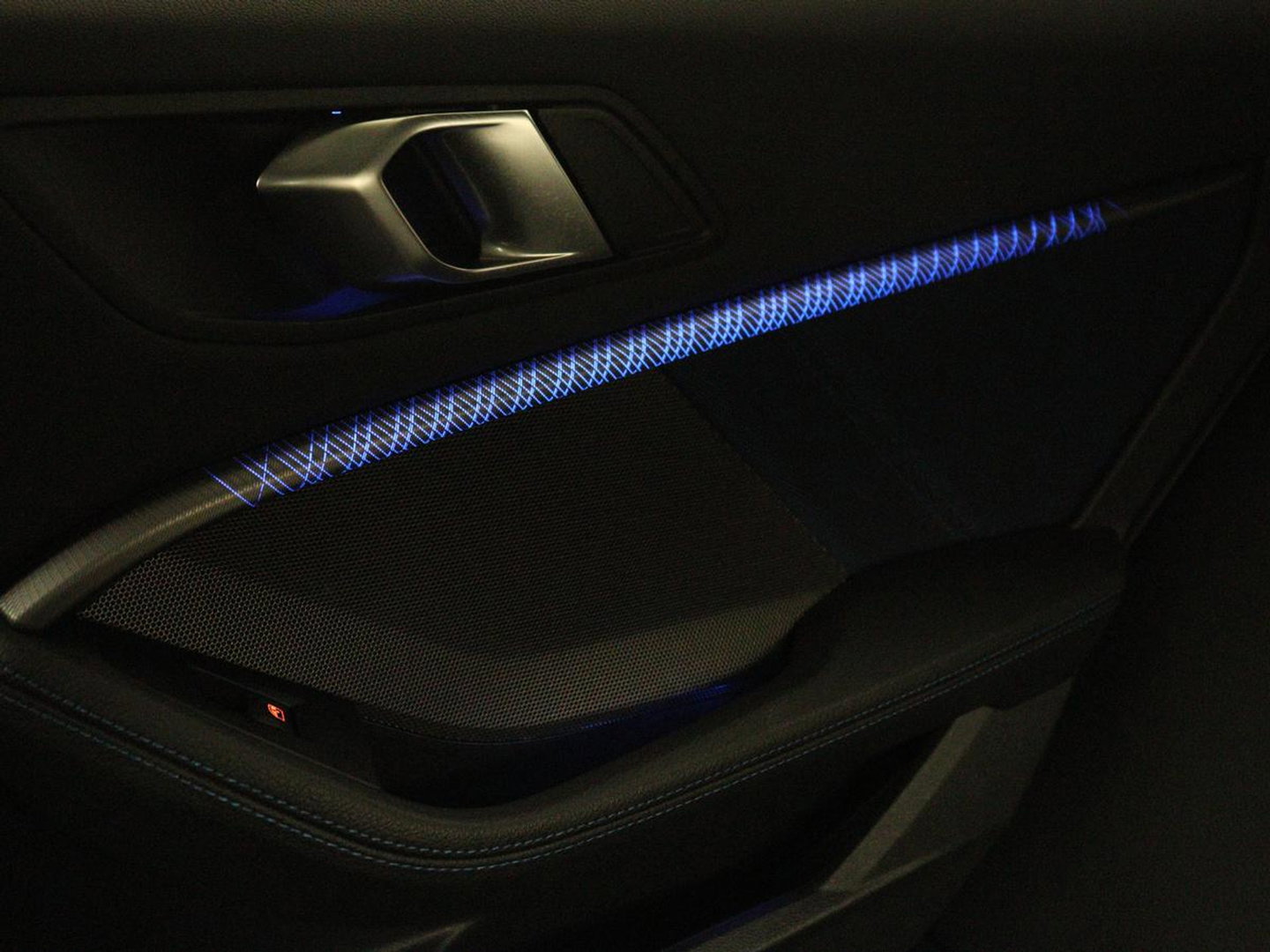 BMW 1-serie 118i M Sport | Panoramadak | Stoelverwarming | Harman/Kardon | Camera | Live Cockpit | Carplay | Sfeerverlichting | Sportstoelen | Full LED | Navigatie | Half leder | Park Assist | Climate control