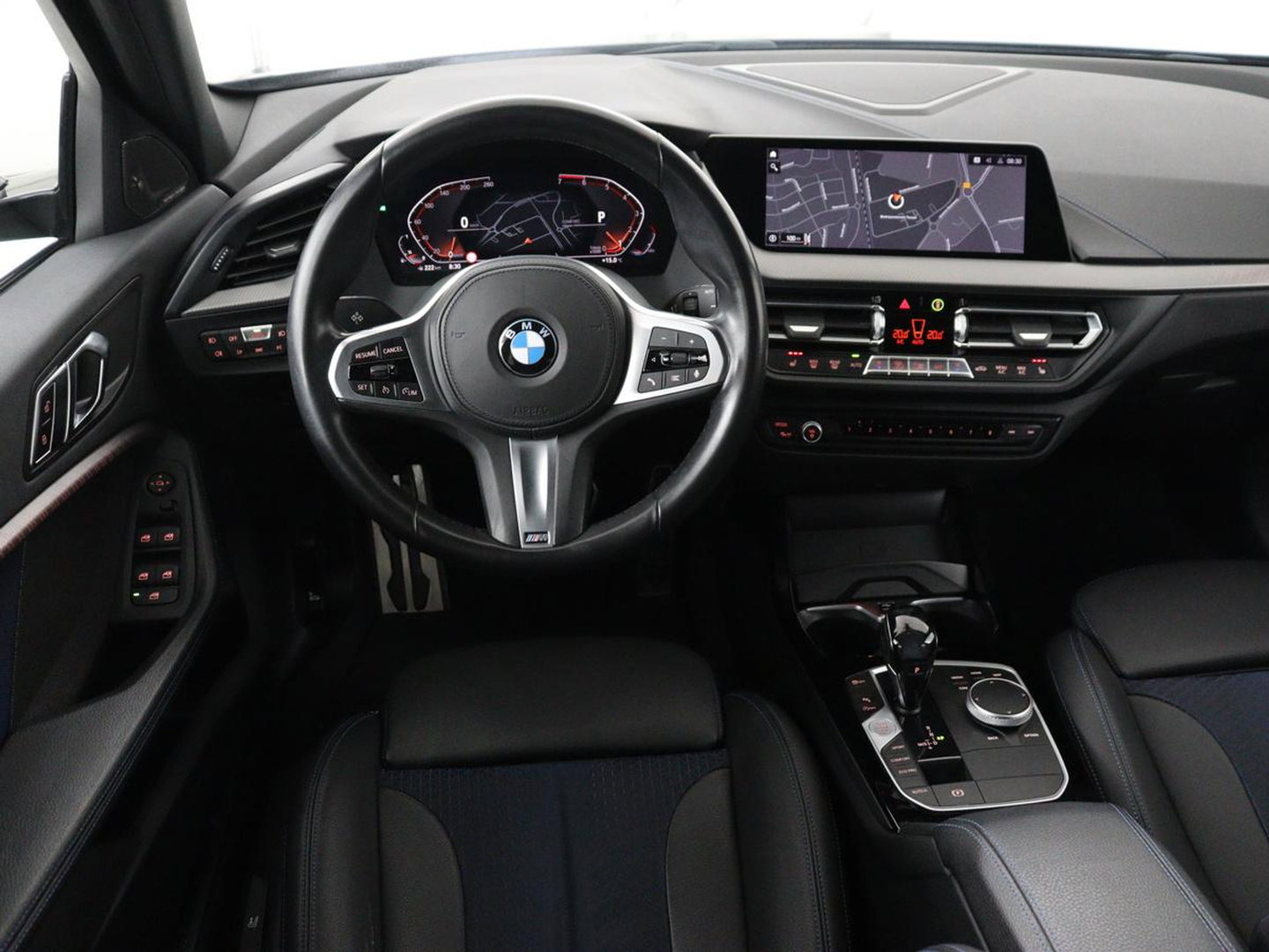 BMW 1-serie 118i M Sport | Panoramadak | Stoelverwarming | Harman/Kardon | Camera | Live Cockpit | Carplay | Sfeerverlichting | Sportstoelen | Full LED | Navigatie | Half leder | Park Assist | Climate control