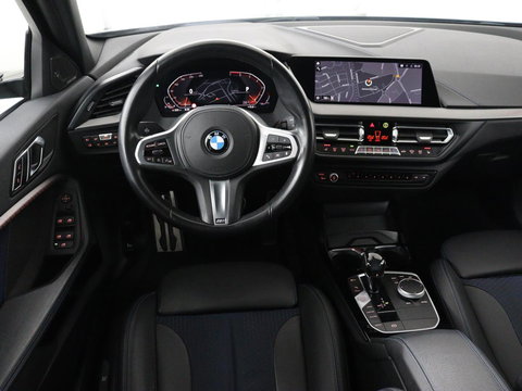 BMW 1-serie 118i M Sport | Panoramadak | Stoelverwarming | Harman/Kardon | Camera | Live Cockpit | Carplay | Sfeerverlichting | Sportstoelen | Full LED | Navigatie | Half leder | Park Assist | Climate control