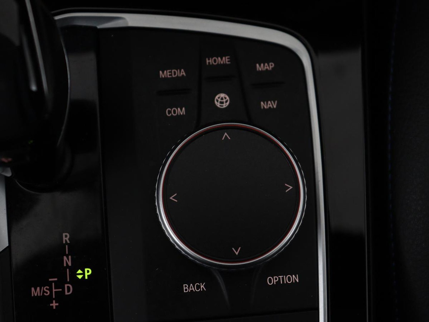 BMW 1-serie 118i M Sport | Panoramadak | Stoelverwarming | Harman/Kardon | Camera | Live Cockpit | Carplay | Sfeerverlichting | Sportstoelen | Full LED | Navigatie | Half leder | Park Assist | Climate control