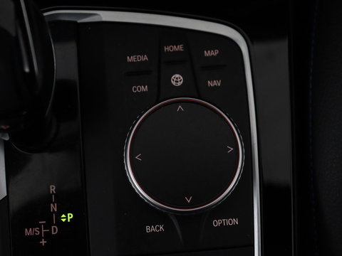 BMW 1-serie 118i M Sport | Panoramadak | Stoelverwarming | Harman/Kardon | Camera | Live Cockpit | Carplay | Sfeerverlichting | Sportstoelen | Full LED | Navigatie | Half leder | Park Assist | Climate control