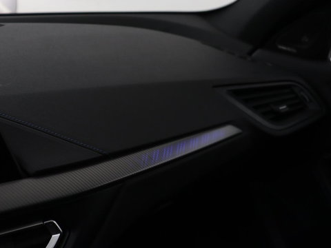 BMW 1-serie 118i M Sport | Panoramadak | Stoelverwarming | Harman/Kardon | Camera | Live Cockpit | Carplay | Sfeerverlichting | Sportstoelen | Full LED | Navigatie | Half leder | Park Assist | Climate control