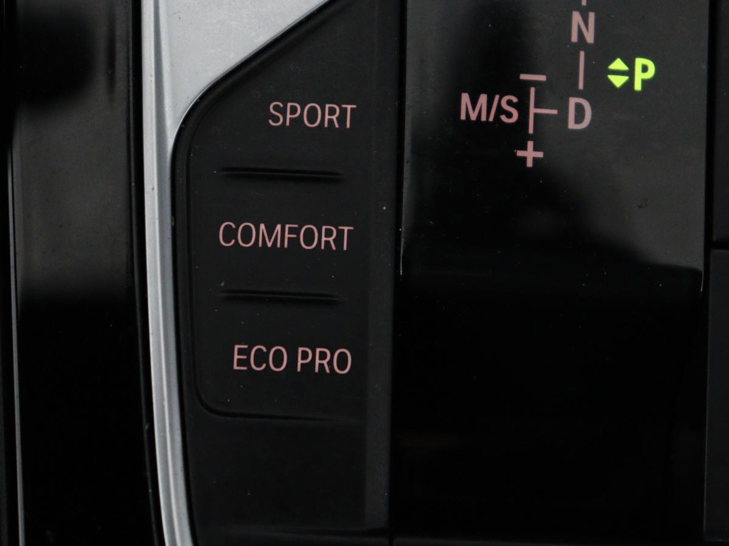 BMW 1-serie 118i M Sport | Panoramadak | Stoelverwarming | Harman/Kardon | Camera | Live Cockpit | Carplay | Sfeerverlichting | Sportstoelen | Full LED | Navigatie | Half leder | Park Assist | Climate control