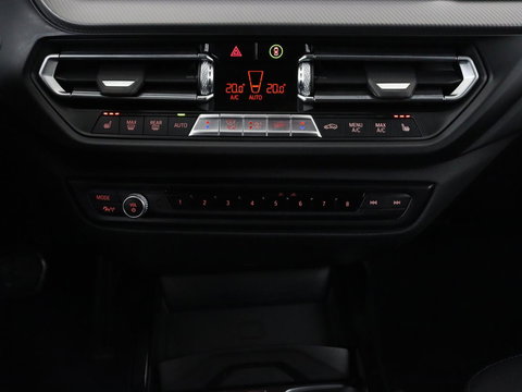 BMW 1-serie 118i M Sport | Panoramadak | Stoelverwarming | Harman/Kardon | Camera | Live Cockpit | Carplay | Sfeerverlichting | Sportstoelen | Full LED | Navigatie | Half leder | Park Assist | Climate control