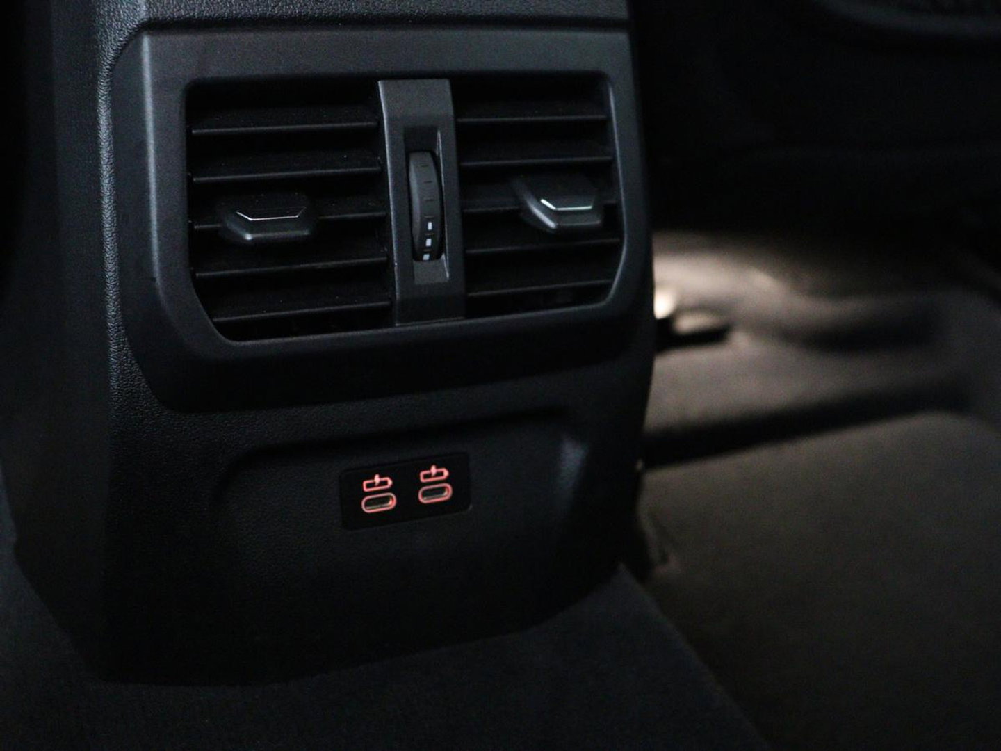 BMW 1-serie 118i M Sport | Panoramadak | Stoelverwarming | Harman/Kardon | Camera | Live Cockpit | Carplay | Sfeerverlichting | Sportstoelen | Full LED | Navigatie | Half leder | Park Assist | Climate control