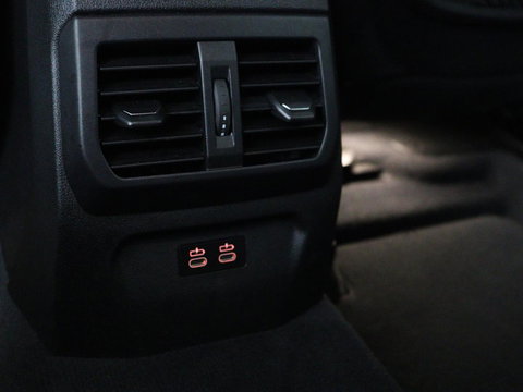 BMW 1-serie 118i M Sport | Panoramadak | Stoelverwarming | Harman/Kardon | Camera | Live Cockpit | Carplay | Sfeerverlichting | Sportstoelen | Full LED | Navigatie | Half leder | Park Assist | Climate control