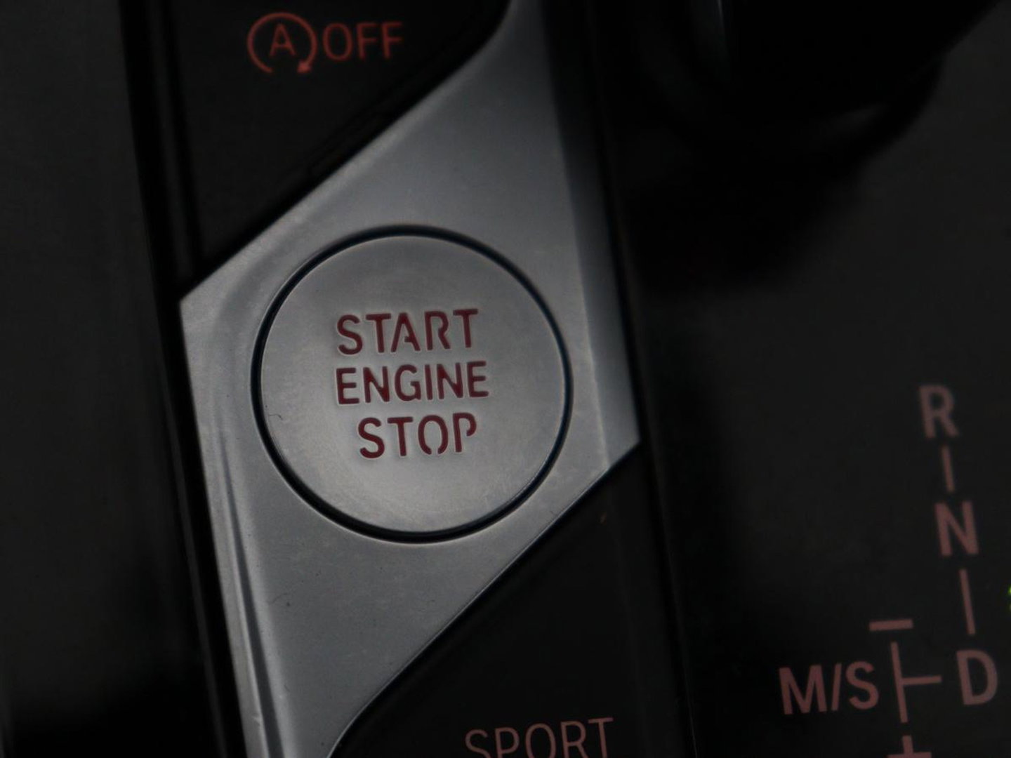 BMW 1-serie 118i M Sport | Panoramadak | Stoelverwarming | Harman/Kardon | Camera | Live Cockpit | Carplay | Sfeerverlichting | Sportstoelen | Full LED | Navigatie | Half leder | Park Assist | Climate control