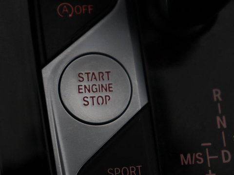 BMW 1-serie 118i M Sport | Panoramadak | Stoelverwarming | Harman/Kardon | Camera | Live Cockpit | Carplay | Sfeerverlichting | Sportstoelen | Full LED | Navigatie | Half leder | Park Assist | Climate control