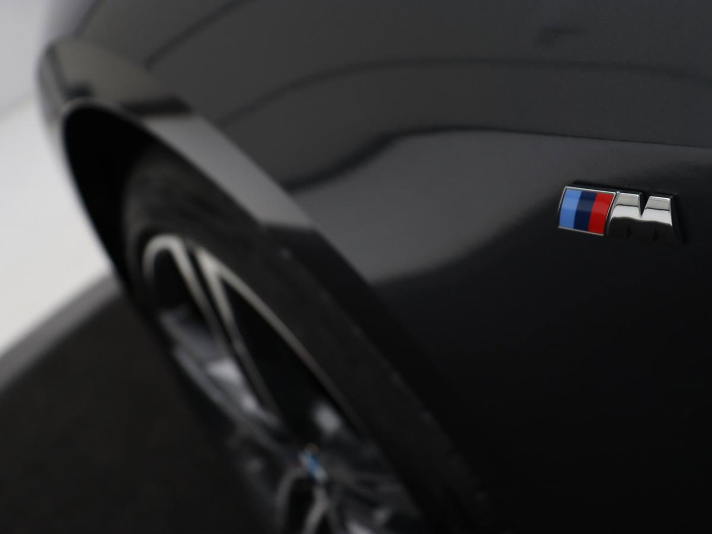 BMW 1-serie 118i M Sport | Panoramadak | Stoelverwarming | Harman/Kardon | Camera | Live Cockpit | Carplay | Sfeerverlichting | Sportstoelen | Full LED | Navigatie | Half leder | Park Assist | Climate control