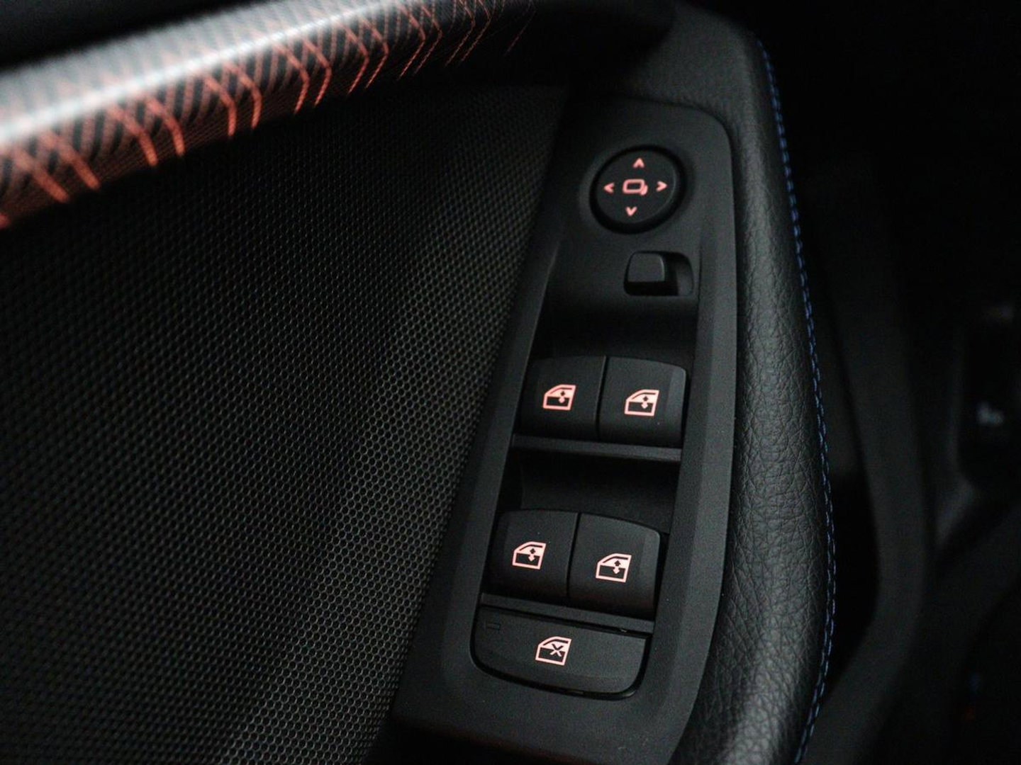 BMW 1-serie 118i M Sport | Panoramadak | Stoelverwarming | Harman/Kardon | Camera | Live Cockpit | Carplay | Sfeerverlichting | Sportstoelen | Full LED | Navigatie | Half leder | Park Assist | Climate control