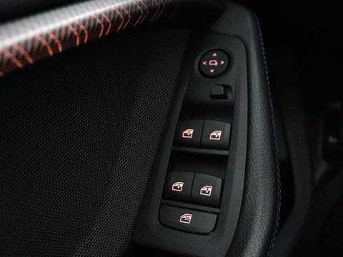 BMW 1-serie 118i M Sport | Panoramadak | Stoelverwarming | Harman/Kardon | Camera | Live Cockpit | Carplay | Sfeerverlichting | Sportstoelen | Full LED | Navigatie | Half leder | Park Assist | Climate control