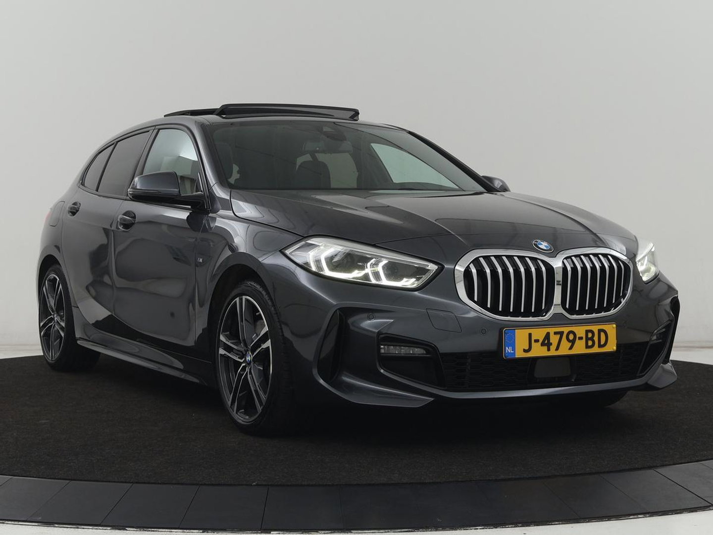 BMW 1-serie 118i M Sport | Panoramadak | Stoelverwarming | Harman/Kardon | Camera | Live Cockpit | Carplay | Sfeerverlichting | Sportstoelen | Full LED | Navigatie | Half leder | Park Assist | Climate control