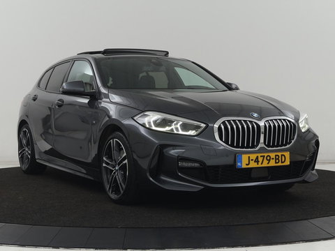 BMW 1-serie 118i M Sport | Panoramadak | Stoelverwarming | Harman/Kardon | Camera | Live Cockpit | Carplay | Sfeerverlichting | Sportstoelen | Full LED | Navigatie | Half leder | Park Assist | Climate control