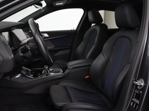 BMW 1-serie 118i M Sport | Panoramadak | Stoelverwarming | Harman/Kardon | Camera | Live Cockpit | Carplay | Sfeerverlichting | Sportstoelen | Full LED | Navigatie | Half leder | Park Assist | Climate control
