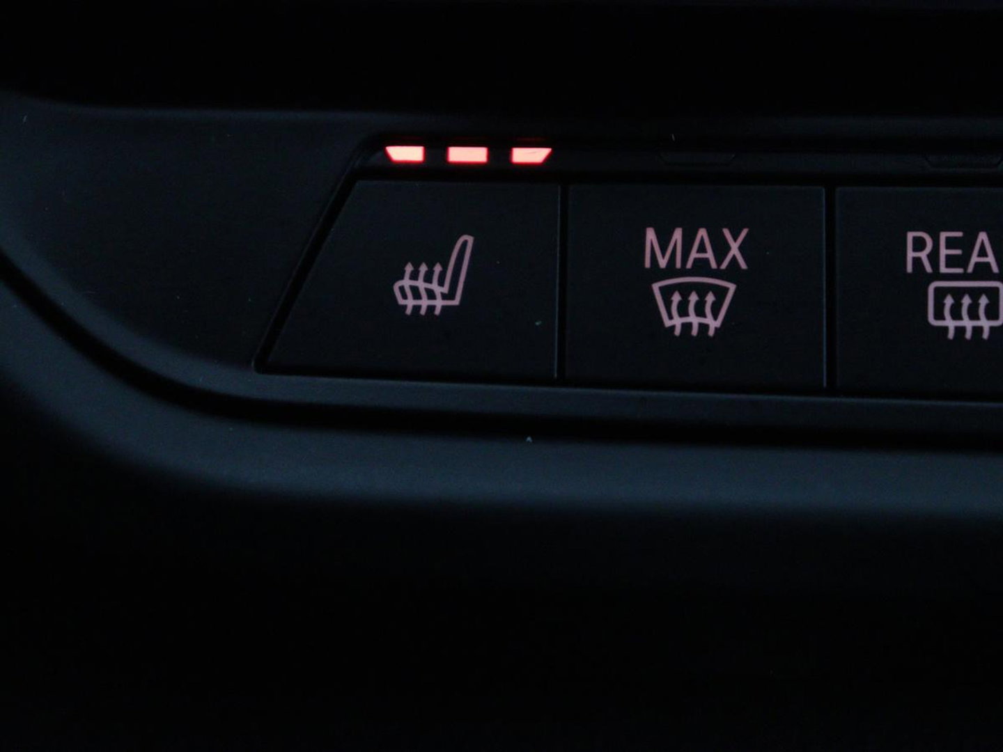 BMW 1-serie 118i M Sport | Panoramadak | Stoelverwarming | Harman/Kardon | Camera | Live Cockpit | Carplay | Sfeerverlichting | Sportstoelen | Full LED | Navigatie | Half leder | Park Assist | Climate control