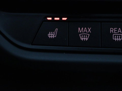 BMW 1-serie 118i M Sport | Panoramadak | Stoelverwarming | Harman/Kardon | Camera | Live Cockpit | Carplay | Sfeerverlichting | Sportstoelen | Full LED | Navigatie | Half leder | Park Assist | Climate control