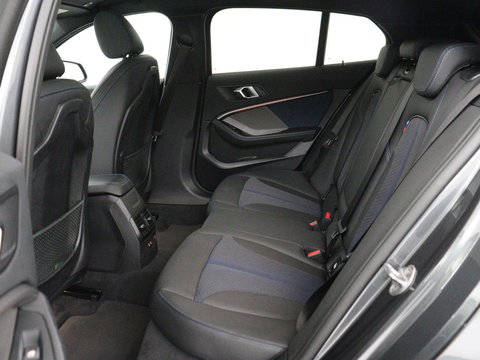 BMW 1-serie 118i M Sport | Panoramadak | Stoelverwarming | Harman/Kardon | Camera | Live Cockpit | Carplay | Sfeerverlichting | Sportstoelen | Full LED | Navigatie | Half leder | Park Assist | Climate control