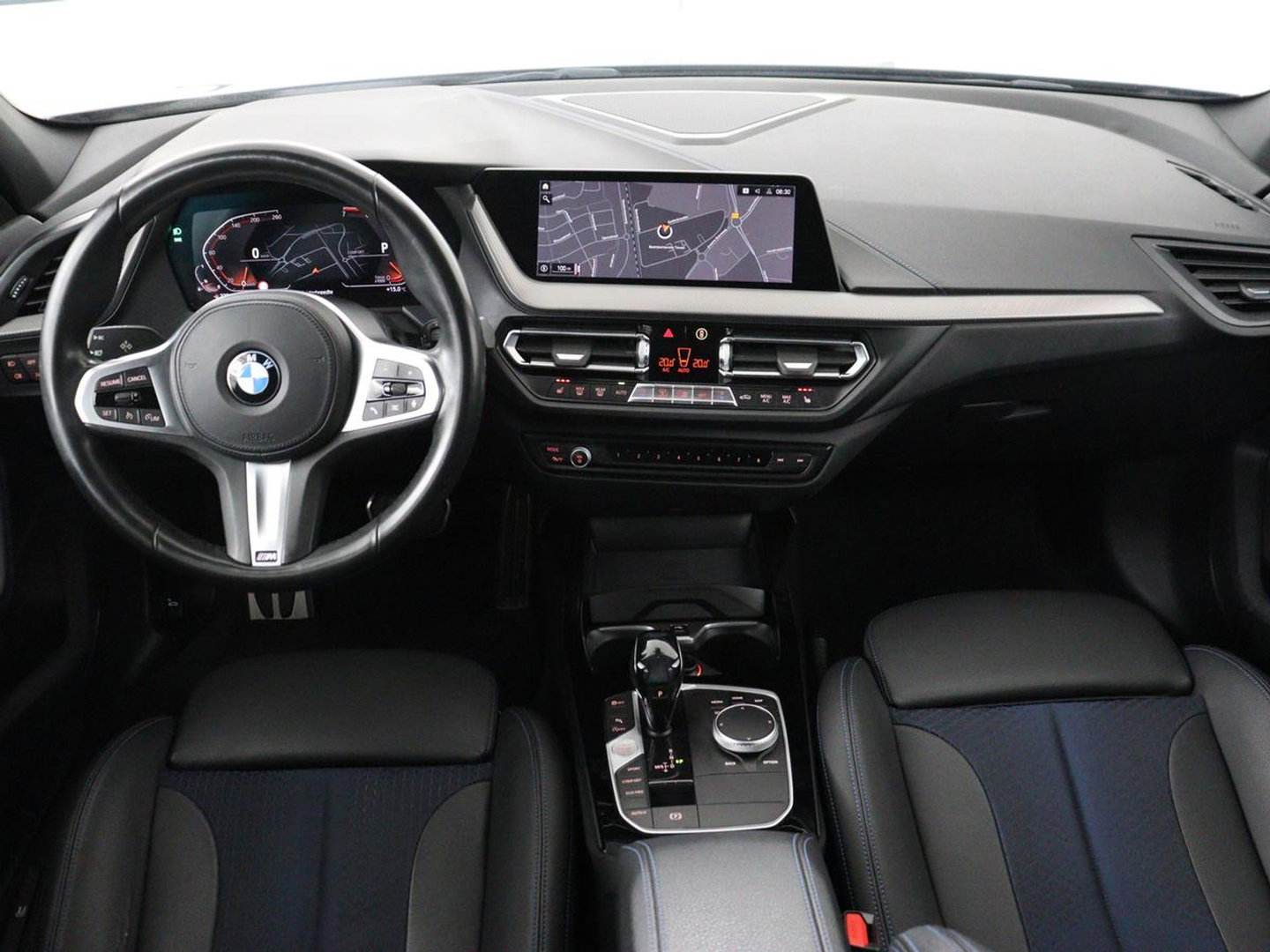BMW 1-serie 118i M Sport | Panoramadak | Stoelverwarming | Harman/Kardon | Camera | Live Cockpit | Carplay | Sfeerverlichting | Sportstoelen | Full LED | Navigatie | Half leder | Park Assist | Climate control