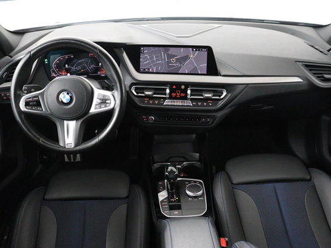 BMW 1-serie 118i M Sport | Panoramadak | Stoelverwarming | Harman/Kardon | Camera | Live Cockpit | Carplay | Sfeerverlichting | Sportstoelen | Full LED | Navigatie | Half leder | Park Assist | Climate control