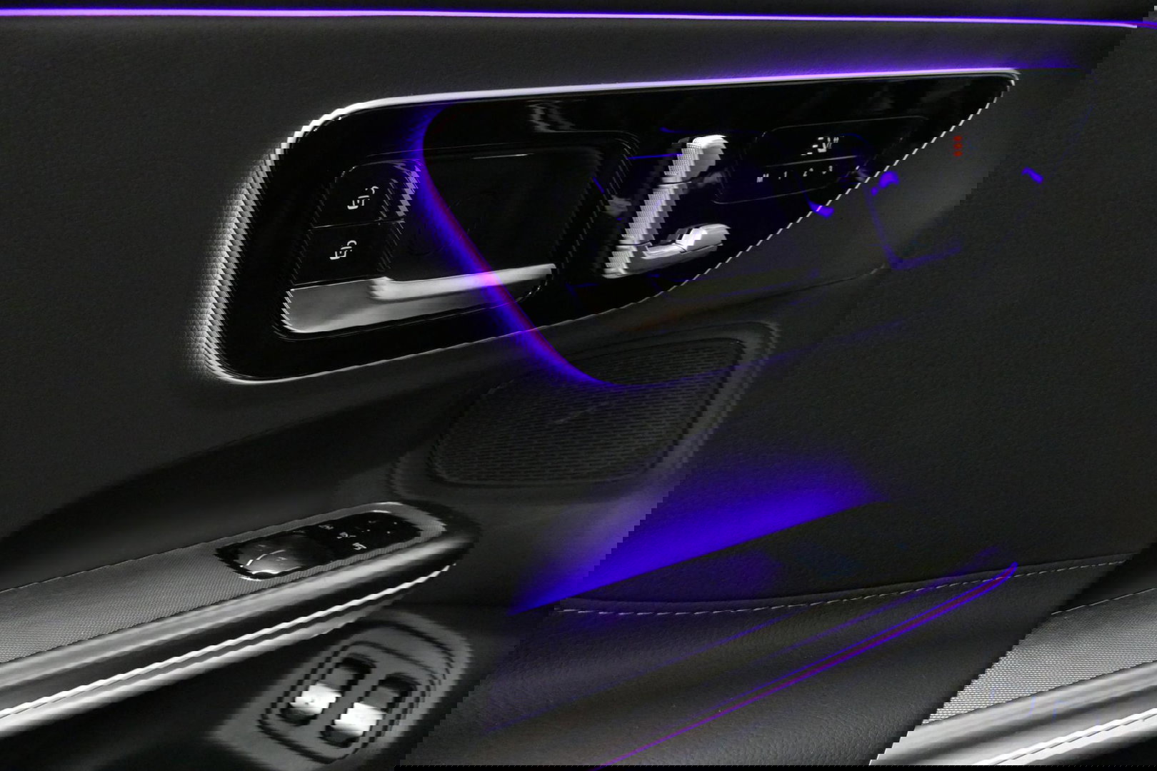 Mercedes-Benz CLE Coupé 300 e AMG Line / E53 AMG Look / Maxton design Bodykit / Panoramadak / Elektr. verstelbare voorstoelen + memory / Digital Light (Laser) / Apple Carplay - Android Auto / Stoelverwarming / Ambienteverlichting / 20'' LMV / Stuurwiel verwarming / Night p