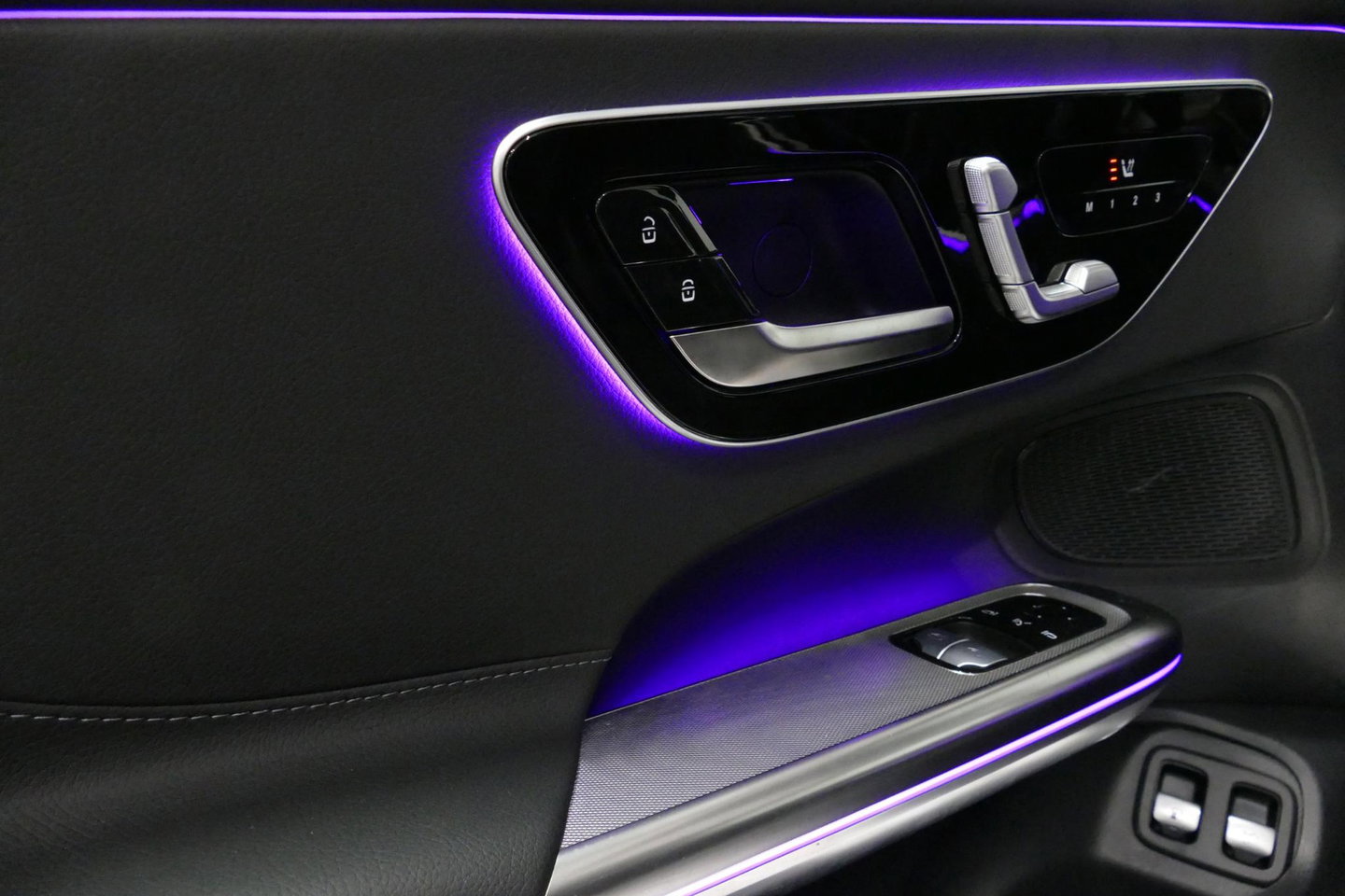 Mercedes-Benz CLE Coupé 300 e AMG Line / E53 AMG Look / Maxton design Bodykit / Panoramadak / Elektr. verstelbare voorstoelen + memory / Digital Light (Laser) / Apple Carplay - Android Auto / Stoelverwarming / Ambienteverlichting / 20'' LMV / Stuurwiel verwarming / Night p