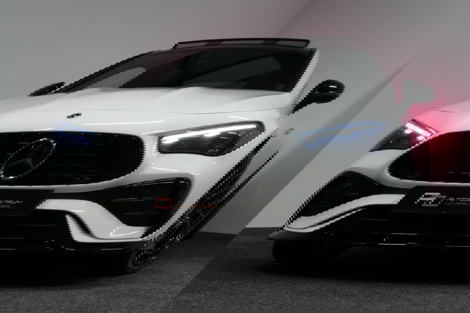 Mercedes-Benz CLE Coupé 300 e AMG Line / E53 AMG Look / Maxton design Bodykit / Panoramadak / Elektr. verstelbare voorstoelen + memory / Digital Light (Laser) / Apple Carplay - Android Auto / Stoelverwarming / Ambienteverlichting / 20'' LMV / Stuurwiel verwarming / Night p