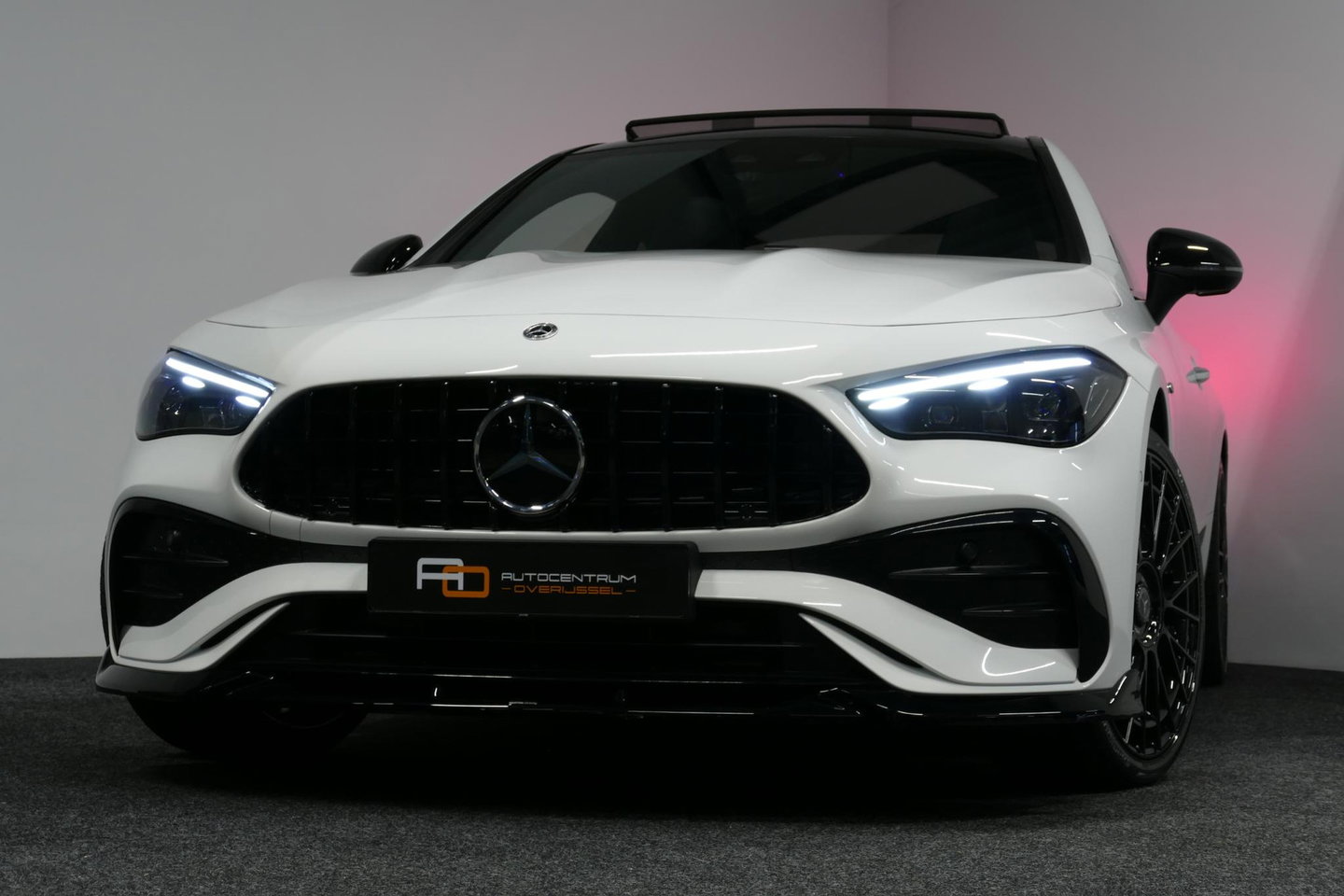 Mercedes-Benz CLE Coupé 300 e AMG Line / E53 AMG Look / Maxton design Bodykit / Panoramadak / Elektr. verstelbare voorstoelen + memory / Digital Light (Laser) / Apple Carplay - Android Auto / Stoelverwarming / Ambienteverlichting / 20'' LMV / Stuurwiel verwarming / Night p