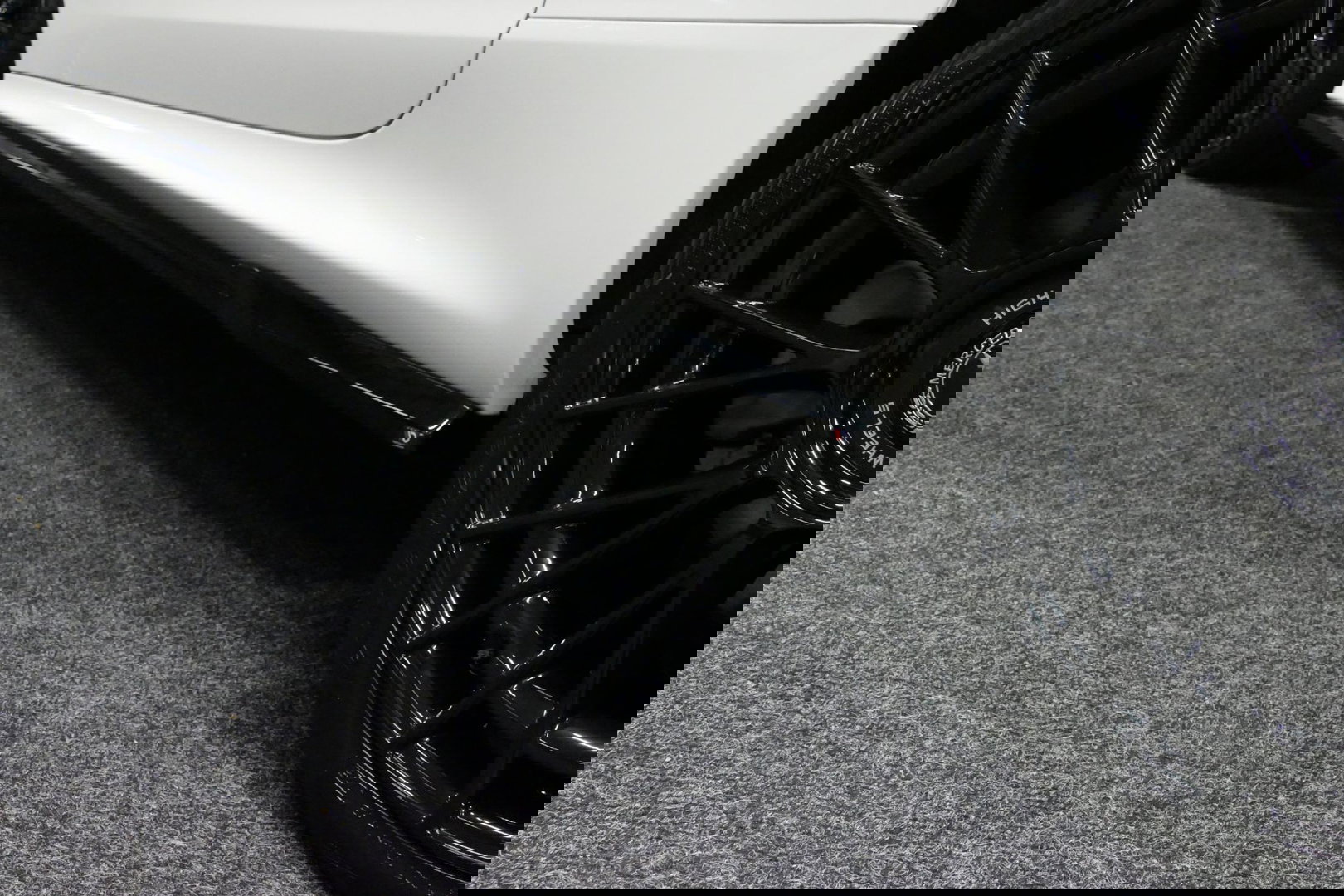 Mercedes-Benz CLE Coupé 300 e AMG Line / E53 AMG Look / Maxton design Bodykit / Panoramadak / Elektr. verstelbare voorstoelen + memory / Digital Light (Laser) / Apple Carplay - Android Auto / Stoelverwarming / Ambienteverlichting / 20'' LMV / Stuurwiel verwarming / Night p