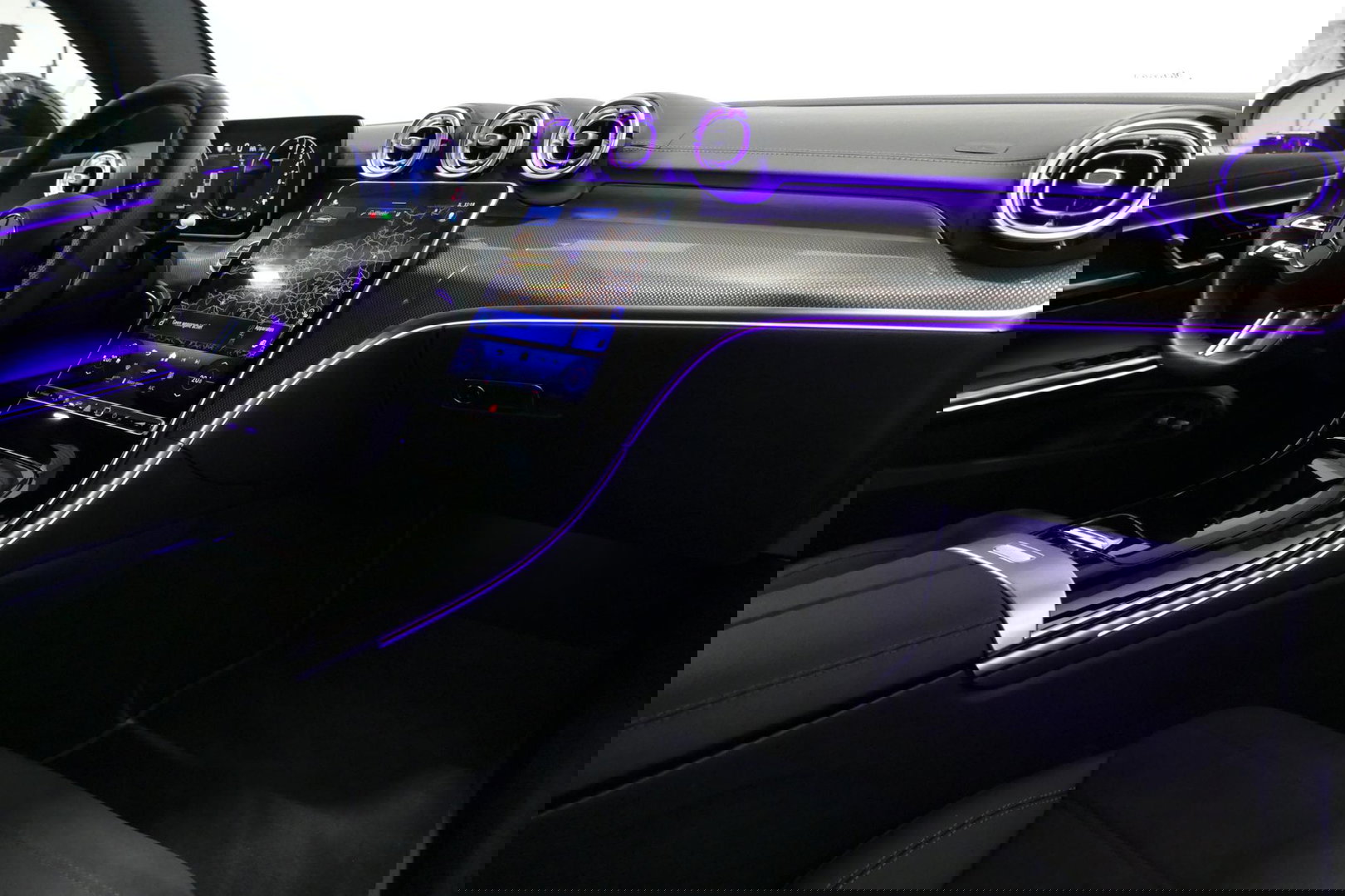 Mercedes-Benz CLE Coupé 300 e AMG Line / E53 AMG Look / Maxton design Bodykit / Panoramadak / Elektr. verstelbare voorstoelen + memory / Digital Light (Laser) / Apple Carplay - Android Auto / Stoelverwarming / Ambienteverlichting / 20'' LMV / Stuurwiel verwarming / Night p