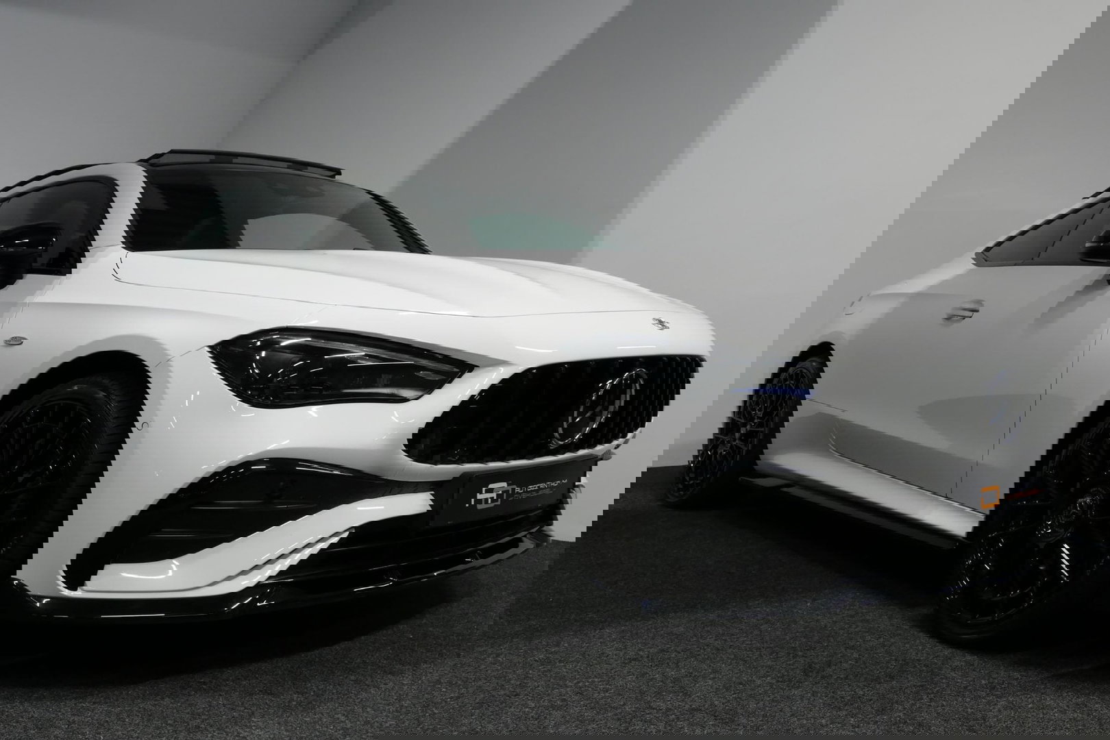 Mercedes-Benz CLE Coupé 300 e AMG Line / E53 AMG Look / Maxton design Bodykit / Panoramadak / Elektr. verstelbare voorstoelen + memory / Digital Light (Laser) / Apple Carplay - Android Auto / Stoelverwarming / Ambienteverlichting / 20'' LMV / Stuurwiel verwarming / Night p