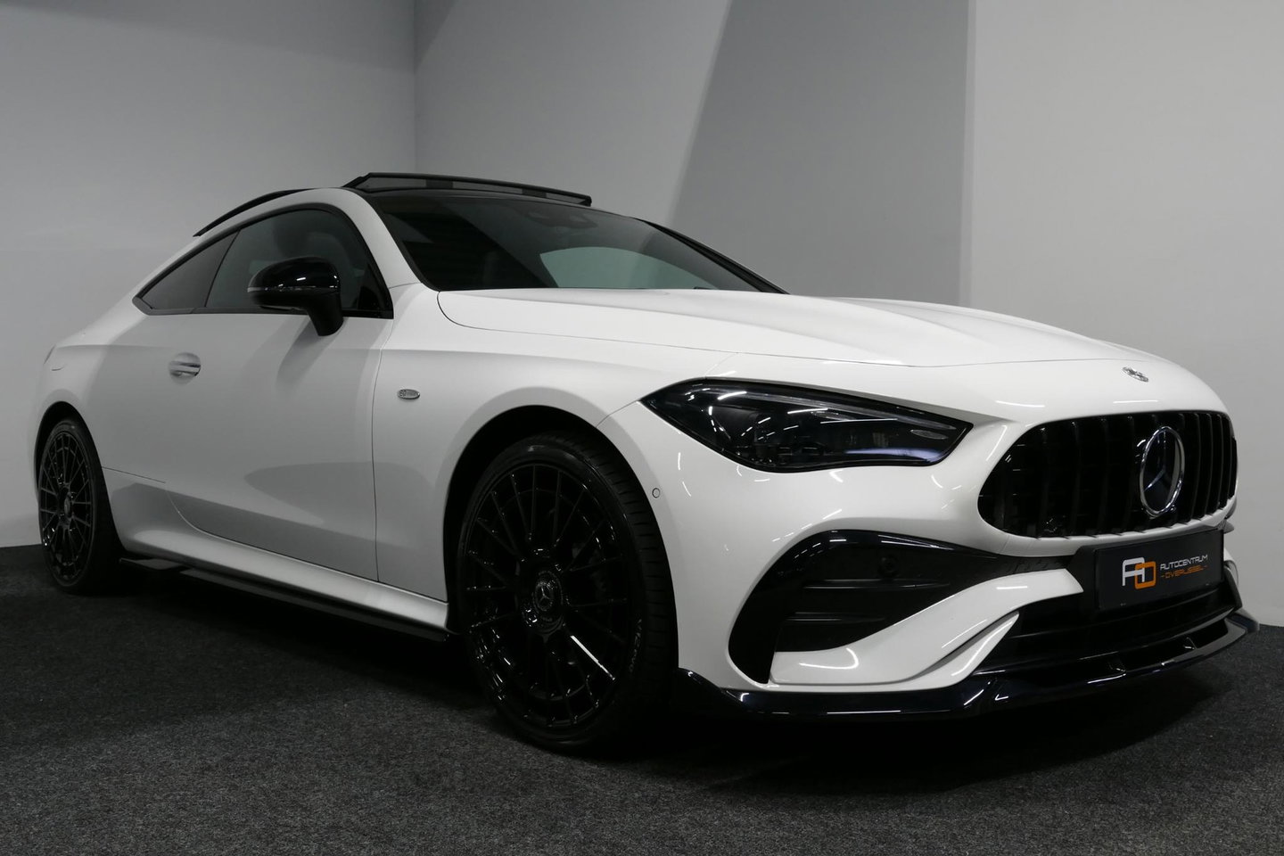 Mercedes-Benz CLE Coupé 300 e AMG Line / E53 AMG Look / Maxton design Bodykit / Panoramadak / Elektr. verstelbare voorstoelen + memory / Digital Light (Laser) / Apple Carplay - Android Auto / Stoelverwarming / Ambienteverlichting / 20'' LMV / Stuurwiel verwarming / Night p