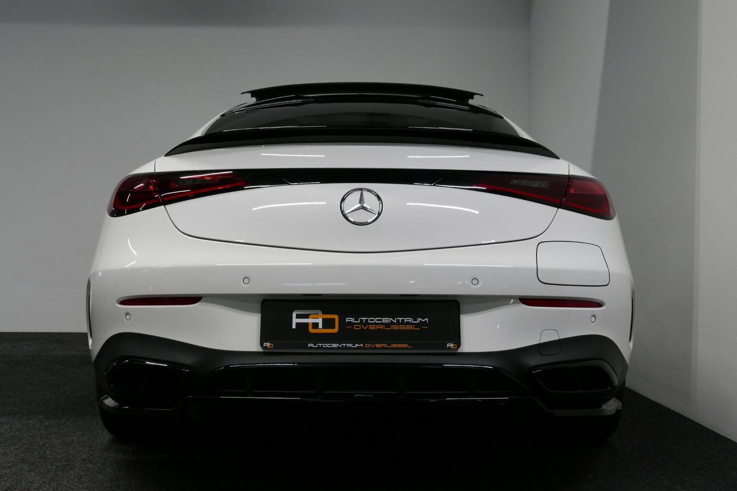 Mercedes-Benz CLE Coupé 300 e AMG Line / E53 AMG Look / Maxton design Bodykit / Panoramadak / Elektr. verstelbare voorstoelen + memory / Digital Light (Laser) / Apple Carplay - Android Auto / Stoelverwarming / Ambienteverlichting / 20'' LMV / Stuurwiel verwarming / Night p