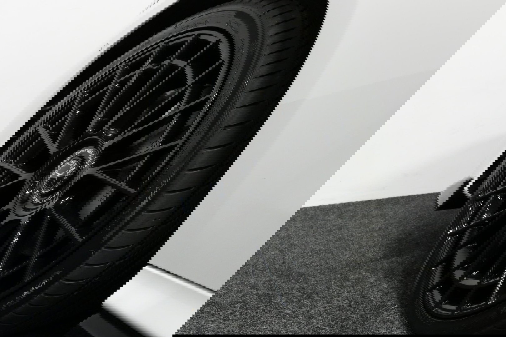 Mercedes-Benz CLE Coupé 300 e AMG Line / E53 AMG Look / Maxton design Bodykit / Panoramadak / Elektr. verstelbare voorstoelen + memory / Digital Light (Laser) / Apple Carplay - Android Auto / Stoelverwarming / Ambienteverlichting / 20'' LMV / Stuurwiel verwarming / Night p