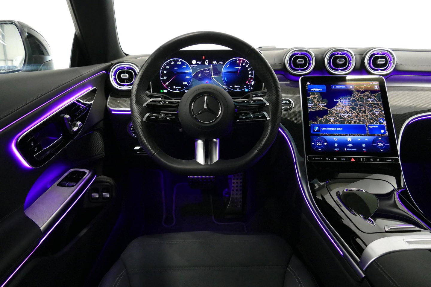 Mercedes-Benz CLE Coupé 300 e AMG Line / E53 AMG Look / Maxton design Bodykit / Panoramadak / Elektr. verstelbare voorstoelen + memory / Digital Light (Laser) / Apple Carplay - Android Auto / Stoelverwarming / Ambienteverlichting / 20'' LMV / Stuurwiel verwarming / Night p