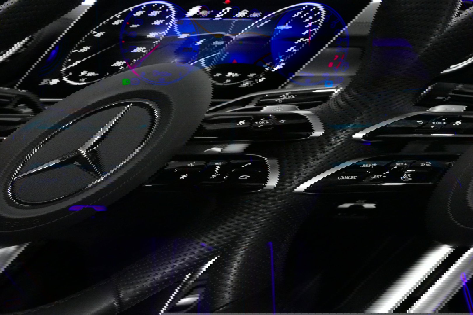 Mercedes-Benz CLE Coupé 300 e AMG Line / E53 AMG Look / Maxton design Bodykit / Panoramadak / Elektr. verstelbare voorstoelen + memory / Digital Light (Laser) / Apple Carplay - Android Auto / Stoelverwarming / Ambienteverlichting / 20'' LMV / Stuurwiel verwarming / Night p